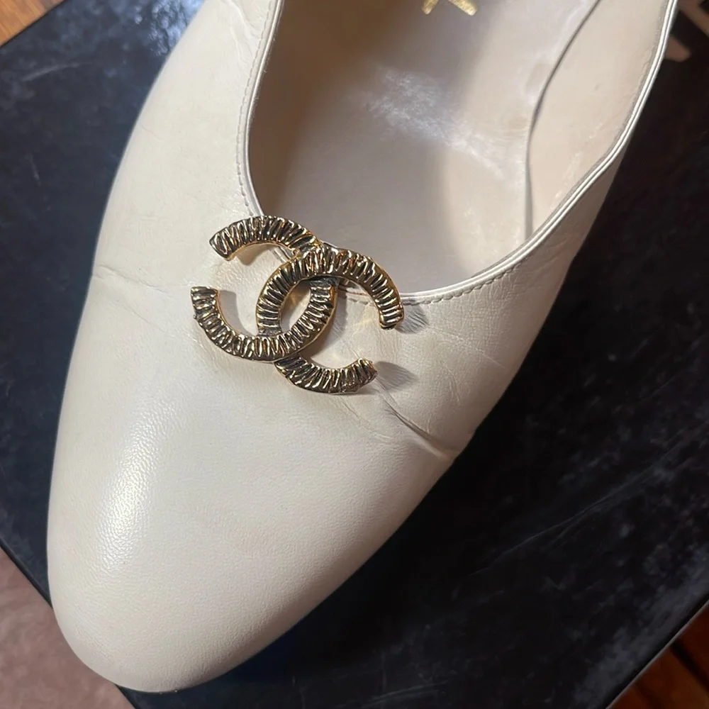 CHANEL Vintage Off-White Leather Flats 6 - Picture 6 of 10